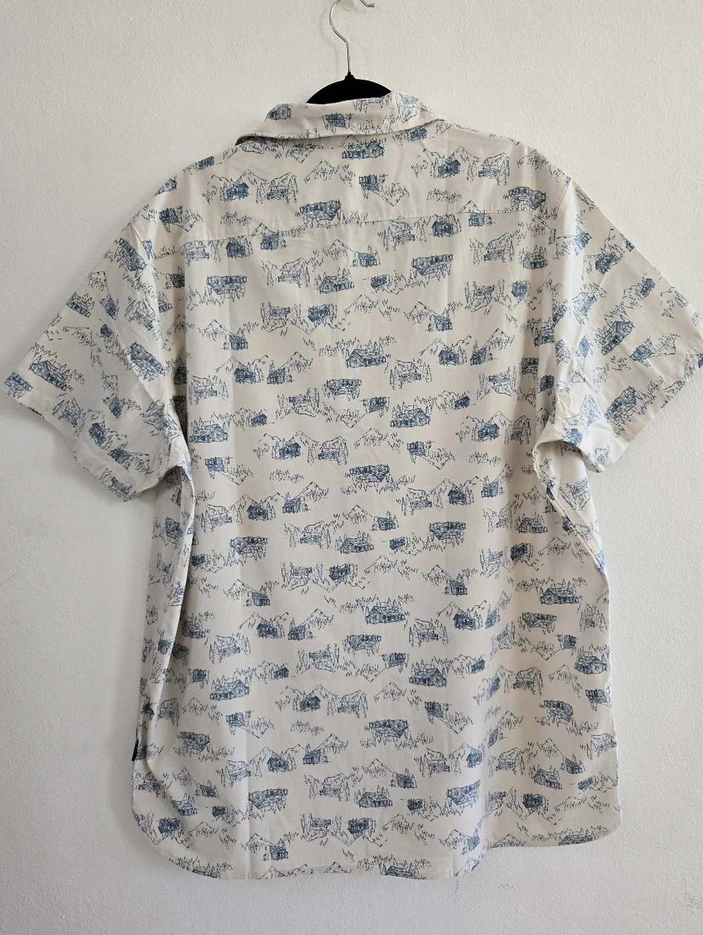 The North Face Short-Sleeve Cream Shirt with Blue Cabin Sketch Print Size XXL